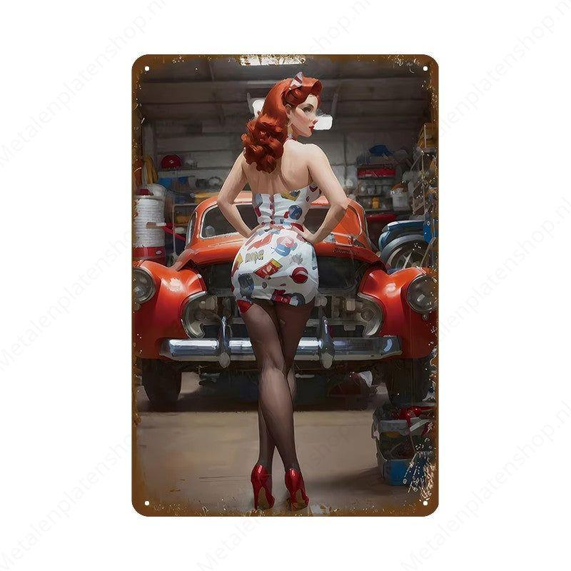 Pin-up-Frau mit Oldtimer