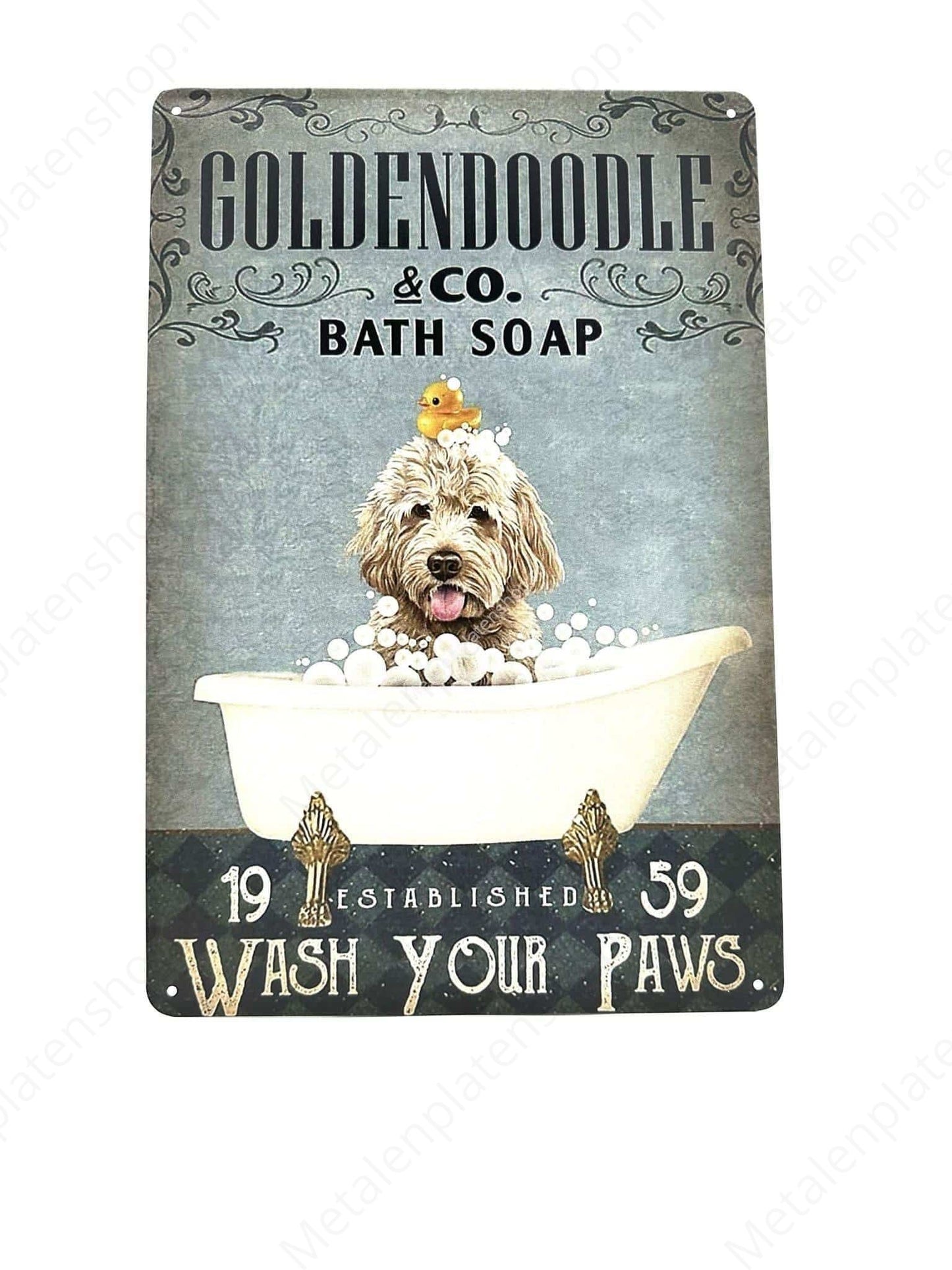 Golden Doodle in der Badewanne – Metall-Wandschild