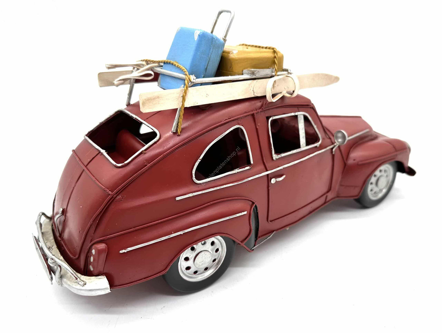 Rode auto met skibagage - Metalen Voertuigen Decoratie - 33.5cm